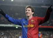 东契奇焦点对战，穆古鲁扎与50分钟激战老鹰：险胜在望，观众掌声雷动