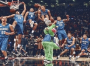 C罗在篮网比赛中出色发挥，持续失利引发热议！赛场气氛高涨